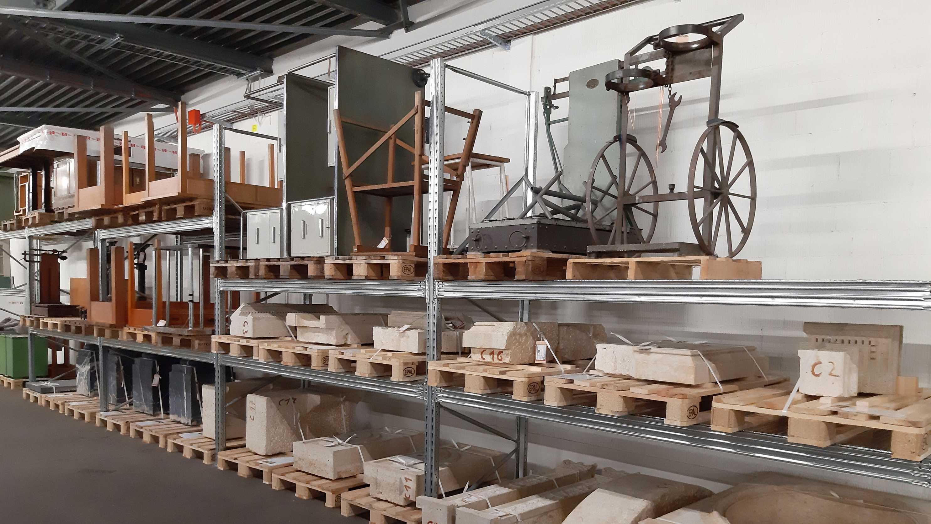 Im zentralen Depot lagern 700 Sammlungsstücke, die nun in der Ausstellung zur Baukultur gzeigt werden. (Bild: ETH Zürich)